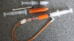 Naast medicatie geven we ook groentensap via spuitjes over de sonde